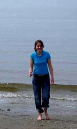 Foto Sanne Gresnigt aan het strand aug 2005, voor het angiosarcoom haar trof.